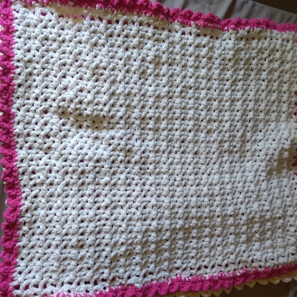 Ruffled baby blanket - Picture 4 of 5